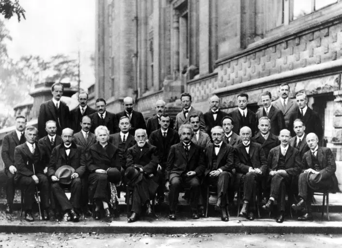 Dette er deltagerne på Solvay-konferansen i 1927, hvor blant annet kvantemekanikken ble debattert. Deltagerne var blant annet Einstein, Niels Bohr, Erwin Schrödinger, Marie Curie, Max Planck og Werner Heisenberg. Hawking hadde nok følt seg hjemme der. (Foto: Benjamin Couprie)