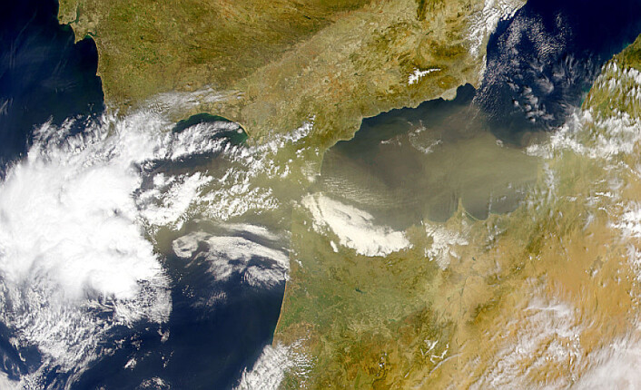 Satellittbildet viser støvskyer fra Sahara og lavtrykk med vinder og skyer fra Atlanterhavet – de to vanligste veiene gjennom lufta for store mengder virus og bakterier til området som forskerne undersøkte – Sierra Nevada i Spania. (Foto: NASA Visible Earth) Satellittbildet viser støvskyer fra Sahara og lavtrykk med vinder og skyer fra Atlanterhavet – de to vanligste veiene gjennom lufta for store mengder virus og bakterier til området som forskerne undersøkte – Sierra Nevada i Spania. (Foto: NASA Visible Earth)