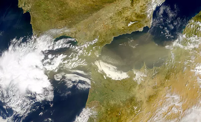 Satellittbildet viser støvskyer fra Sahara og lavtrykk med vinder og skyer fra Atlanterhavet – de to vanligste veiene gjennom lufta for store mengder virus og bakterier til området som forskerne undersøkte – Sierra Nevada i Spania. (Foto: NASA Visible Earth)