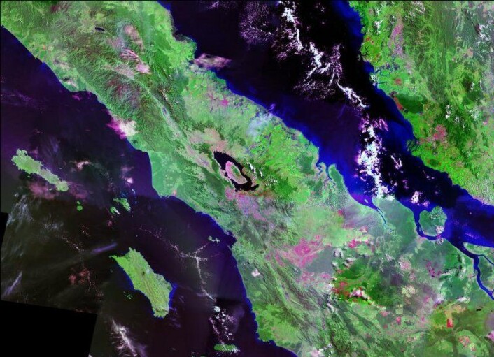 Det digre Toba-krateret, som nå er en innsjø, kan sees midt i bildet. (Bilde: NASA) Det digre Toba-krateret, som nå er en innsjø, kan sees midt i bildet. (Bilde: NASA)