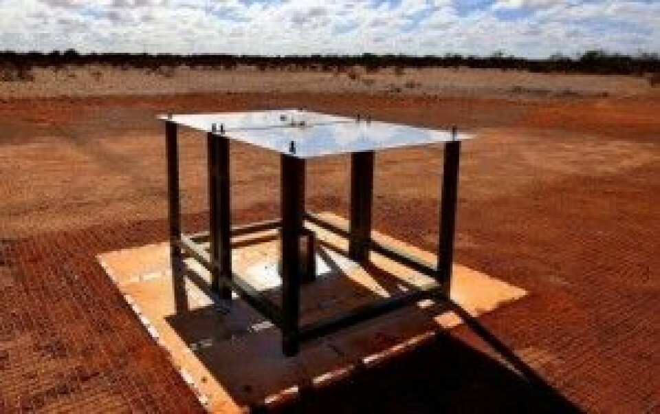 Den ser ikke så imponerende ut, radioantennen midt i den australske ørkenen. Men den har sannsynligvis fanget stråling fra de første stjernene i universet. (Foto: CSIRO Australia)