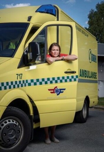 Maren Ranhoff Hov forsket mens den spesialbygde ambulansen var ute på oppdrag i Østfold. (Foto: Benjamin Ward) Maren Ranhoff Hov forsket mens den spesialbygde ambulansen var ute på oppdrag i Østfold. (Foto: Benjamin Ward)