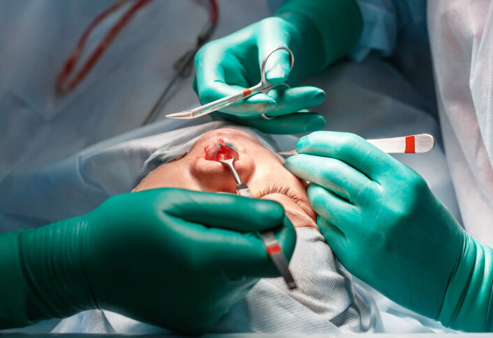 Å fikse på nesa er den mest populære ansiktsoperasjonen blant de som legger seg under kniven hos amerikanske plastikkirurger, ifølge en undersøkelse blant medlemmene i foreningen deres. (Foto: Shutterstock/NTB scanpix) Å fikse på nesa er den mest populære ansiktsoperasjonen blant de som legger seg under kniven hos amerikanske plastikkirurger, ifølge en undersøkelse blant medlemmene i foreningen deres. (Foto: Shutterstock/NTB scanpix)