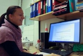 Angela Lupattelli med kurvene som tyder på at fosterets hjerne ikke påvirkes når mor bruker antidepressive medisiner tidlig eller midtveis i svangerskapet. Men mot slutten av svangerskapet må bruken av antidepressiva veies mot de mulige skadevirkningene av at mor går med en ubehandlet depresjon. (Foto: Bjarne Røsjø/UiO) Angela Lupattelli med kurvene som tyder på at fosterets hjerne ikke påvirkes når mor bruker antidepressive medisiner tidlig eller midtveis i svangerskapet. Men mot slutten av svangerskapet må bruken av antidepressiva veies mot de mulige skadevirkningene av at mor går med en ubehandlet depresjon. (Foto: Bjarne Røsjø/UiO)