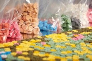 Pillene med MDMA finnes i mange forskjellige farger, ofte med logo fra et kjent varemerke. Mengden av MDMA varierer nokså mye fra pille til pille. Den danske Sundhedsstyrelsens rapport om Illegale Stoffer fra 2017 viste at mengden varierer fra 1 til 218 mg per tablett. (Foto: Couperfield / Shutterstock / NTB scanpix) Pillene med MDMA finnes i mange forskjellige farger, ofte med logo fra et kjent varemerke. Mengden av MDMA varierer nokså mye fra pille til pille. Den danske Sundhedsstyrelsens rapport om Illegale Stoffer fra 2017 viste at mengden varierer fra 1 til 218 mg per tablett. (Foto: Couperfield / Shutterstock / NTB scanpix)