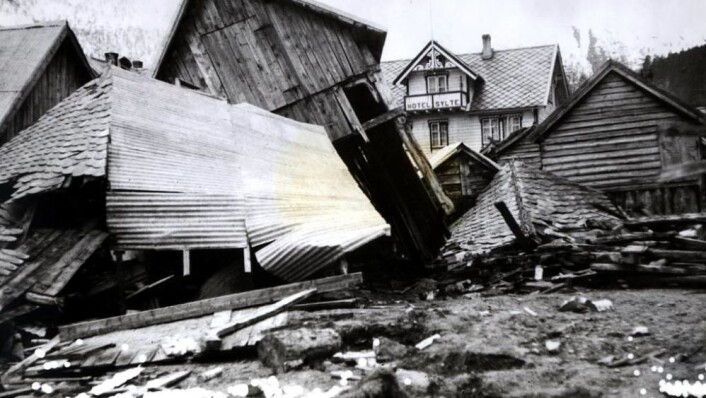 I april 1934 gikk et ras i Tafjord på Sunnmøre. Tre millioner kubikkmeter stein raste ut fra fjellet. På motsatt side av fjorden skyllet bølgen 64 meter opp. Bygda Tafjord ble truffet av en 16 meter høy bølge. 76 hus ble knust og 40 personer mistet livet. Vi kan forvente to eller tre slike hendelser hvert århundre i Norge. Mest utsatt er Møre og Romsdal og Sogn og Fjordane. (Bilde fra Astor Furseths fotoarkiv) I april 1934 gikk et ras i Tafjord på Sunnmøre. Tre millioner kubikkmeter stein raste ut fra fjellet. På motsatt side av fjorden skyllet bølgen 64 meter opp. Bygda Tafjord ble truffet av en 16 meter høy bølge. 76 hus ble knust og 40 personer mistet livet. Vi kan forvente to eller tre slike hendelser hvert århundre i Norge. Mest utsatt er Møre og Romsdal og Sogn og Fjordane. (Bilde fra Astor Furseths fotoarkiv)