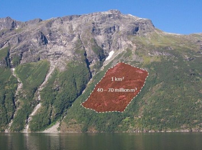 Det røde området er fjellpartiet som kan rase ut. Tidligere er flere seismologiske apparater plassert ut. Det nye nå er at åtte seismometre er blitt senket ned i ett av borehullene, omtrent midt i det røde området. Forskerne har blant annet som mål å kunne fortelle hvordan hele det enorme fjellpartiet flytter på seg. (llustrasjon: NORSAR) Det røde området er fjellpartiet som kan rase ut. Tidligere er flere seismologiske apparater plassert ut. Det nye nå er at åtte seismometre er blitt senket ned i ett av borehullene, omtrent midt i det røde området. Forskerne har blant annet som mål å kunne fortelle hvordan hele det enorme fjellpartiet flytter på seg. (llustrasjon: NORSAR)