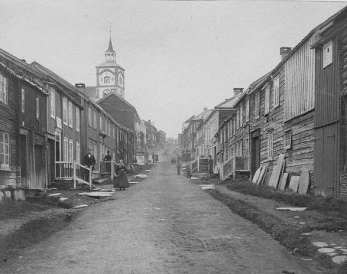 Bergstaden Røros og arbeiderne i gruvene og på smelteverkene der gjorde noen handelsmenn i Trondheim svært rike. Selv måtte de jobbe mer og mer for samme lønn fra midten av 1700-tallet. Dette bildet er tatt i Kjerkgata i 1869. (Foto: Elen Schomragh/Wikimedia Commons) Bergstaden Røros og arbeiderne i gruvene og på smelteverkene der gjorde noen handelsmenn i Trondheim svært rike. Selv måtte de jobbe mer og mer for samme lønn fra midten av 1700-tallet. Dette bildet er tatt i Kjerkgata i 1869. (Foto: Elen Schomragh/Wikimedia Commons)