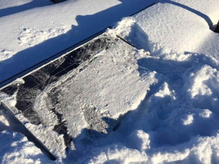 Forskerne anbefaler å holde solcellepanelene snøfri. – Men for all del ikke skrap isen – det kan ødelegge solcellen, advarer forsker. (Foto: Sintef) Forskerne anbefaler å holde solcellepanelene snøfri. – Men for all del ikke skrap isen – det kan ødelegge solcellen, advarer forsker. (Foto: Sintef)
