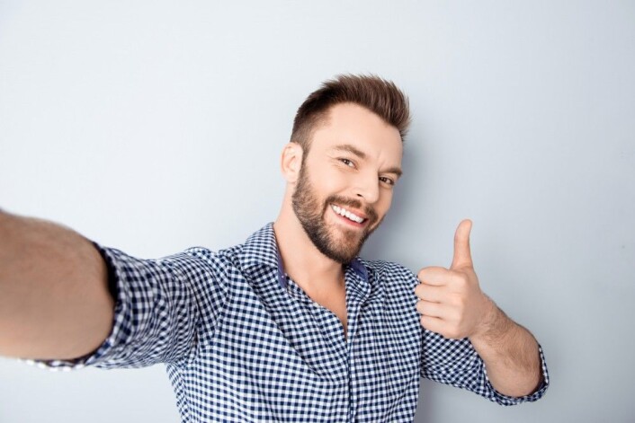 Selfier og sosiale medier har gitt oss en mulighet til konstant å få bekreftet oss selv gjennom andre. Det har også gitt oss mulighet til konstant å sammenligne oss selv med andre. (Illustrasjonsfoto: Roman Samborskyi / Shutterstock / NTB scanpix) Selfier og sosiale medier har gitt oss en mulighet til konstant å få bekreftet oss selv gjennom andre. Det har også gitt oss mulighet til konstant å sammenligne oss selv med andre. (Illustrasjonsfoto: Roman Samborskyi / Shutterstock / NTB scanpix)