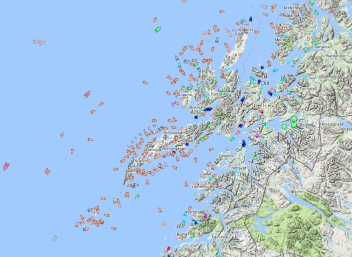 Et viktig element i Global Fishing Watch er det internasjonale globale systemet for satellittovervåking med verdens skip AIS. Dette kan du følge i sanntid via nettstedet marinetraffic.com. Samme nettsted kan du laste ned som en app. På bildet ser du fartøyer rundt Lofoten og Vesterålen 16. februar klokka 14.00. Her deltar mange fiskefartøyer (oransje) i lofotfisket etter skrei. Et viktig element i Global Fishing Watch er det internasjonale globale systemet for satellittovervåking med verdens skip AIS. Dette kan du følge i sanntid via nettstedet marinetraffic.com. Samme nettsted kan du laste ned som en app. På bildet ser du fartøyer rundt Lofoten og Vesterålen 16. februar klokka 14.00. Her deltar mange fiskefartøyer (oransje) i lofotfisket etter skrei.