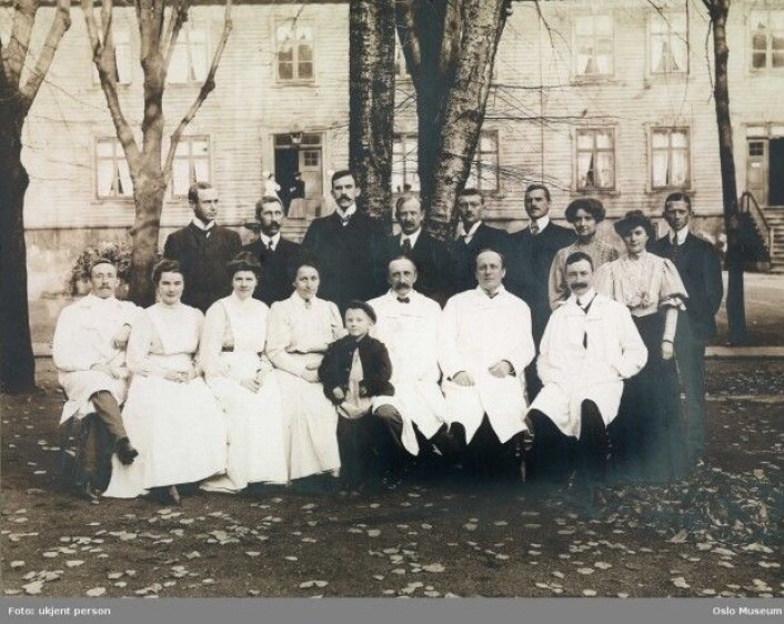 I perioden 1827–1914 lå Christiana Fødselsstiftelse i Akersgata 44. Her jobbet leger og jordmødre, og jordmødre fikk utdannelsen sin. (Foto: Ukjent/Oslo Museum) I perioden 1827–1914 lå Christiana Fødselsstiftelse i Akersgata 44. Her jobbet leger og jordmødre, og jordmødre fikk utdannelsen sin. (Foto: Ukjent/Oslo Museum)