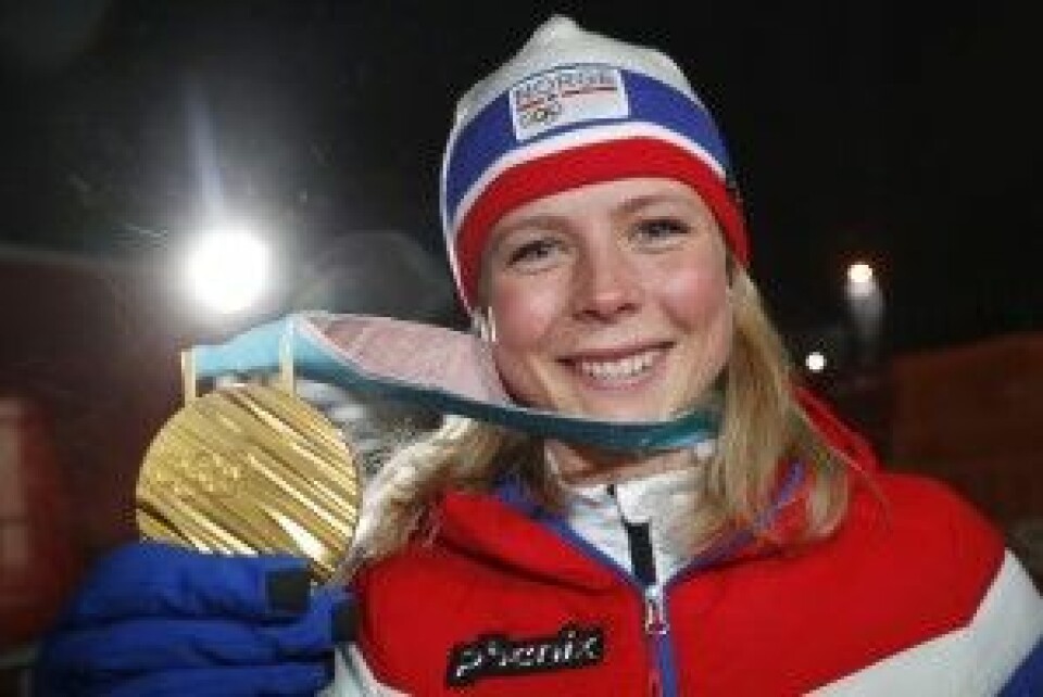Maren Lundby (23) tok gull for Norge mandag 12. februar med et skihopp som beskrives som ett av de største øyeblikkene i norsk sportshistorie. Hva gjør det for den norske folkehelsen? (Foto: Cornelius Poppe / NTB scanpix)