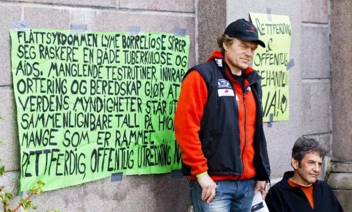 Villmarkingen Lars Monsen har engasjert seg mye i en pasientkampanje for bedre diagnostikk og behandling av flåttsykdommer. Her fra en aksjon utenfor Stortinget i Oslo i oktober 2013. (Foto: Vegard Grøtt / NTB scanpix)