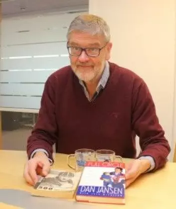 Professor Nils Lid Hjort har en rikholdig samling skøyte-litteratur, som blant annet omfatter russiske Jevgenij Grisjins og amerikanske Dan Jansens selvbiografier. (Foto: Bjarne Røsjø, UiO)