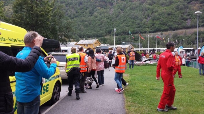 I august 2013 begynte en lastebil å brenne 2–3 km inn i Gudvangatunnelen i Sogn og Fjordane, Norges nest lengste tunnel. Ingen omkom, men rundt 70 mennesker ble sendt til sykehus. I august 2015 var det igjen brann i den samme tunnelen, denne gangen i en svensk turistbuss med 32 kinesiske turister. Fire personer ble alvorlig skadet. Her tar helsepersonell i Flåm hånd om de skadde etter den siste brannen. (Foto: Foto: Arne Veum / NTB scanpix) I august 2013 begynte en lastebil å brenne 2–3 km inn i Gudvangatunnelen i Sogn og Fjordane, Norges nest lengste tunnel. Ingen omkom, men rundt 70 mennesker ble sendt til sykehus. I august 2015 var det igjen brann i den samme tunnelen, denne gangen i en svensk turistbuss med 32 kinesiske turister. Fire personer ble alvorlig skadet. Her tar helsepersonell i Flåm hånd om de skadde etter den siste brannen. (Foto: Foto: Arne Veum / NTB scanpix)