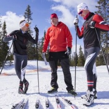 Svein Ivar Moen, Haakan Nordbäck og Peter Blom i Madshus diskuterer egenskapene til et skisett som er laget for våt snø og varmt vær. Bildet er tatt under en skitest på Natrudstilen i fjor. (Foto: Stefano Zatta) Svein Ivar Moen, Haakan Nordbäck og Peter Blom i Madshus diskuterer egenskapene til et skisett som er laget for våt snø og varmt vær. Bildet er tatt under en skitest på Natrudstilen i fjor. (Foto: Stefano Zatta)