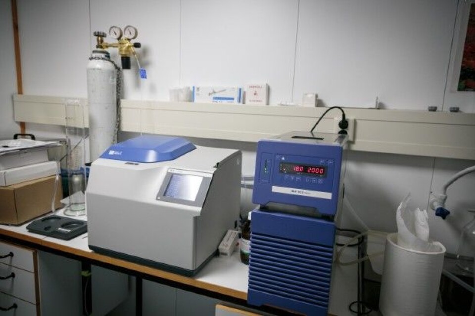 Slik ser eit bombekalorimeter ut. I videoen ovenfor kan du sjå korleis maskina verkar.(Foto: Erlend A. Lorentzen)