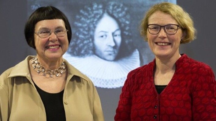 Liv Willumsen (t.v.) Randi Skjelmo foran et maleri av Thomas von Westen, som fra 1716 var leder av arbeidet for å misjonere blant samene. (Foto: Stig Brøndbo) Liv Willumsen (t.v.) Randi Skjelmo foran et maleri av Thomas von Westen, som fra 1716 var leder av arbeidet for å misjonere blant samene. (Foto: Stig Brøndbo)