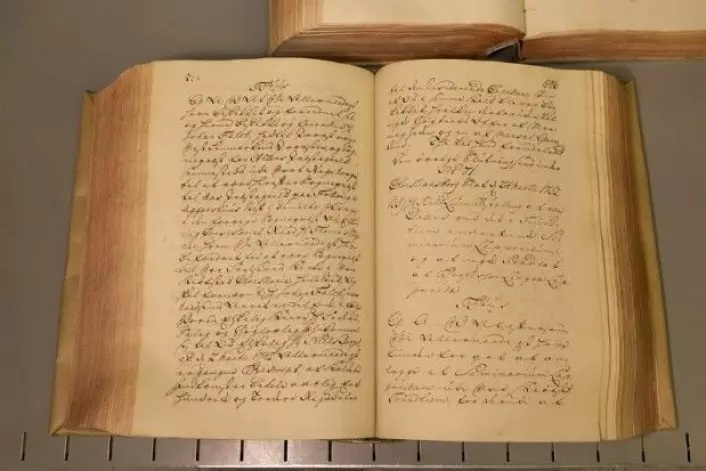 Boka med navnet «Danske kanselli 1572-1799, Norske registre» inneholder dokumentet som forteller om professorutnevnelsen av Knud Leem. Det kreves en spesiell kompetanse for å klare å lese slike flere hundreår gamle dokumenter. (Foto: Stig Brøndbo)