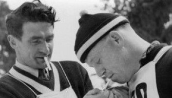Kombinertløpar Simon Slåttvik og skihoppar Erling Kroken tek seg ein røyk i Holmenkollen. Eit slikt syn ville nok vere utenkjeleg i dag. (Foto: Wikimedia commons) Kombinertløpar Simon Slåttvik og skihoppar Erling Kroken tek seg ein røyk i Holmenkollen. Eit slikt syn ville nok vere utenkjeleg i dag. (Foto: Wikimedia commons)