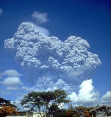 I 1991 fikk vulkanen Mount Pinatobu et utbrudd og sendte 20 000 000 tonn svoveldioksid opp i atmosfæren. Det dannet et lysreflekterende lag i atmosfæren, noe som senket den globale temperaturen med 0,5 grader fra 1991 til 1993. (Foto: U.S. Geological Survey Photograph/Richard P. Hoblitt) I 1991 fikk vulkanen Mount Pinatobu et utbrudd og sendte 20 000 000 tonn svoveldioksid opp i atmosfæren. Det dannet et lysreflekterende lag i atmosfæren, noe som senket den globale temperaturen med 0,5 grader fra 1991 til 1993. (Foto: U.S. Geological Survey Photograph/Richard P. Hoblitt)