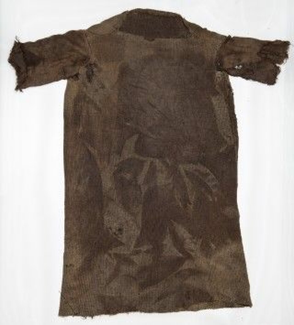 En komplett kjortel, karbondatert til ca. 300 e.Kr. (Foto: Mårten Teigen, Kulturhistorisk Museum/Universitetet i Oslo)