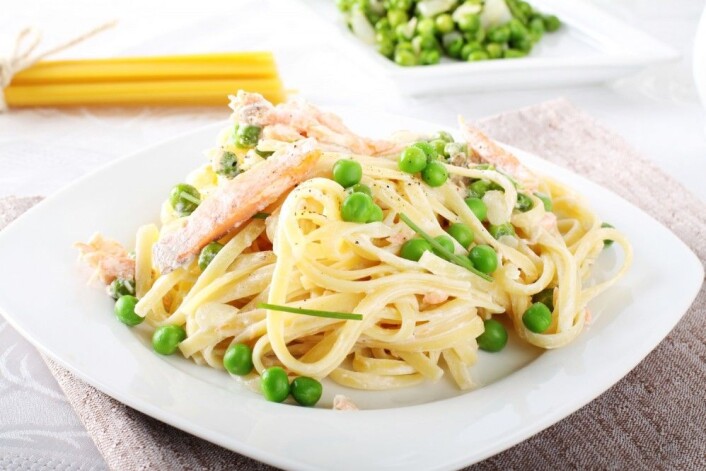 Mange lager seg ofte en kjapp hverdagsrett som spaghetti bolognaise med tradisjonell kjøttdeig av storfe. Erstatter du kukjøttet med for eksempel svinekjøtt, så blir klimaavtrykket ditt betydelig redusert. Bruker du laks og noen erter som her på bildet, blir det enda mindre. Mest klimavennlig spiser du med bare tomatsaus, pesto, ostesaus eller kanskje litt parmesan og olivenolje på toppen. (Foto: lorenzo_graph / Shutterstock / NTB scanpix) Mange lager seg ofte en kjapp hverdagsrett som spaghetti bolognaise med tradisjonell kjøttdeig av storfe. Erstatter du kukjøttet med for eksempel svinekjøtt, så blir klimaavtrykket ditt betydelig redusert. Bruker du laks og noen erter som her på bildet, blir det enda mindre. Mest klimavennlig spiser du med bare tomatsaus, pesto, ostesaus eller kanskje litt parmesan og olivenolje på toppen. (Foto: lorenzo_graph / Shutterstock / NTB scanpix)
