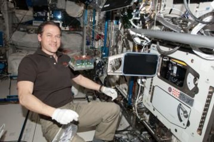 NASAs astronaut Tom Marshburn er klar til å sette frø inn i vekstkamrene på romstasjonen som styres fra Norge. (Foto: ESA / NASA) NASAs astronaut Tom Marshburn er klar til å sette frø inn i vekstkamrene på romstasjonen som styres fra Norge. (Foto: ESA / NASA)