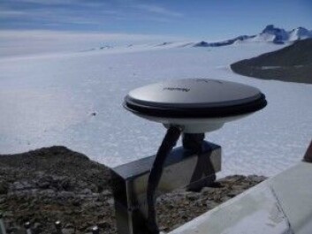 Måleinstrumentet må tåle vind opp mot 300 kilometer i timen. Stativet til antennen er laget ved instrumentverkstedet på Matematisk-naturvitenskapelig fakultet på UiO. (Foto: Wojciech Jacek Miloch/UiO) Måleinstrumentet må tåle vind opp mot 300 kilometer i timen. Stativet til antennen er laget ved instrumentverkstedet på Matematisk-naturvitenskapelig fakultet på UiO. (Foto: Wojciech Jacek Miloch/UiO)