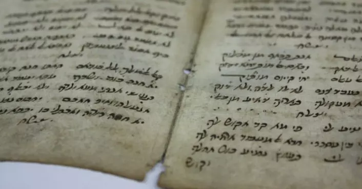Manuskriptene tilhører en spesifikk jødisk gruppe, nemlig karaittene, som levde i Kairo. Navnet kommer fra qara’im, som betyr opplesere – det vil si opplesere av Skriften. (Foto: Olav Gjertsen Ørum)