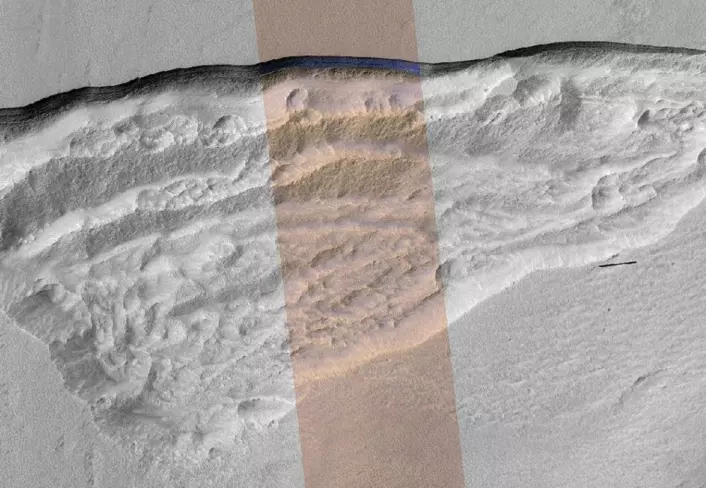 Her ses utsnittet i et bilde av hele formasjonen, som er rundt fem kilometer bred. (Foto: NASA/JPL-Caltech/UA/USGS)