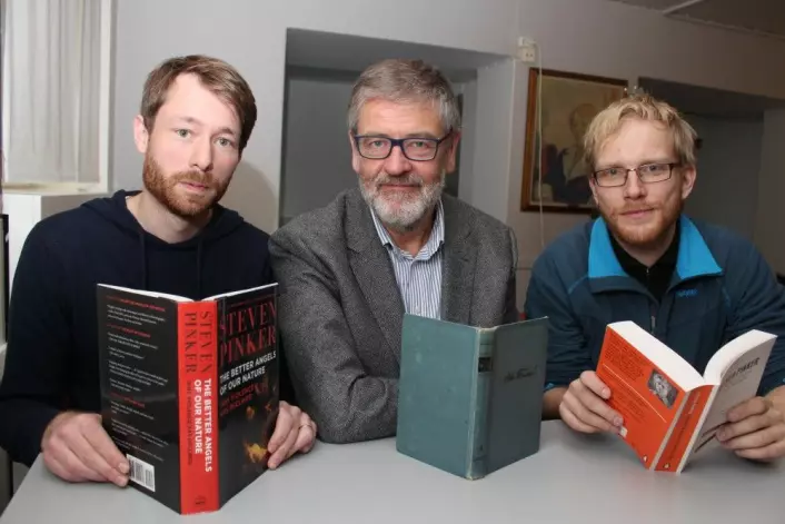 Fra venstre sitter Håvard Mokleiv Nygård og Nils Lid Hjort. Til høyre er masterstudent Jens Kristoffer Haug ved Matematisk institutt ved UiO. (Foto: Bjarne Røsjø)