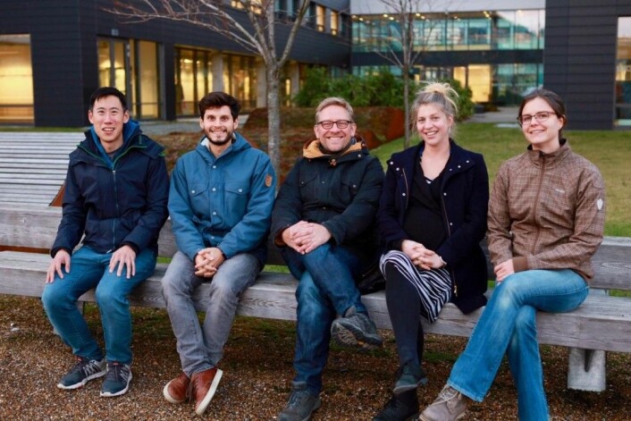 Forskingsprosjektet er leia av Andreas Hejnol (i midten). Her er han saman med resten av forskarteamet: Kevin Pang, Jose-Maria Martin Duran, Andreas Hejnol, Anlaug Furu og Aina Børve. (Foto: Wei Deng / UiB) Forskingsprosjektet er leia av Andreas Hejnol (i midten). Her er han saman med resten av forskarteamet: Kevin Pang, Jose-Maria Martin Duran, Andreas Hejnol, Anlaug Furu og Aina Børve. (Foto: Wei Deng / UiB)