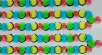 Når de ulike gelé-klumpene kommer i kontakt med hverandre, kan ioner vandre og skape en spenningsforskjell. (Illustrasjon: Schroeder et al./Nature)