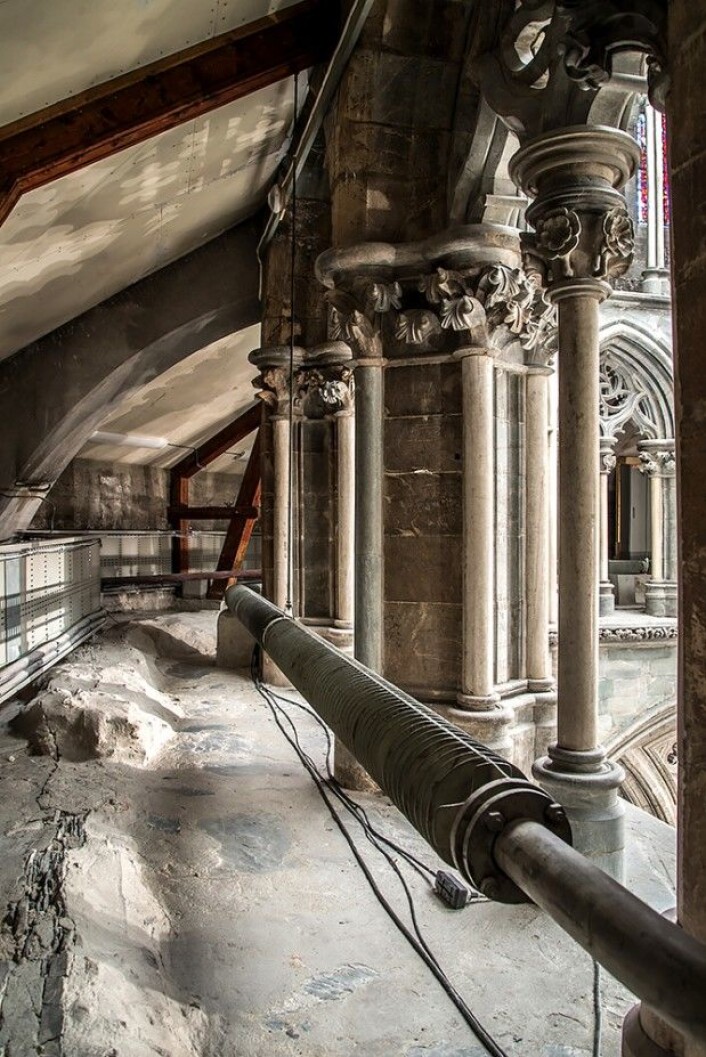 Fra en del av domen som kalles triforiet. Det ligger over oktogonen. En av søylene her hadde merker som i senere tid har blitt tolket av Øystein Ekroll. (Foto: NDR) Fra en del av domen som kalles triforiet. Det ligger over oktogonen. En av søylene her hadde merker som i senere tid har blitt tolket av Øystein Ekroll. (Foto: NDR)
