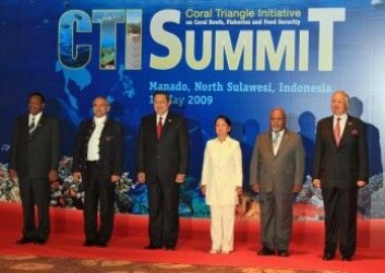 Seks presidenter og statsministre lanserte Koralltriangelinitiativet i 2009. Fra venstre Derek Sikua (Salomonøyene), Francisco Xavier do Amaral (Øst-Timor), Susilo Bambang Yudhoyono (Indonesia), Gloria Macapagal Arroyo (Filippinene), Michael Somare (Papua Ny-Guinea) og Najib Razak (Malaysia). Seks presidenter og statsministre lanserte Koralltriangelinitiativet i 2009. Fra venstre Derek Sikua (Salomonøyene), Francisco Xavier do Amaral (Øst-Timor), Susilo Bambang Yudhoyono (Indonesia), Gloria Macapagal Arroyo (Filippinene), Michael Somare (Papua Ny-Guinea) og Najib Razak (Malaysia).