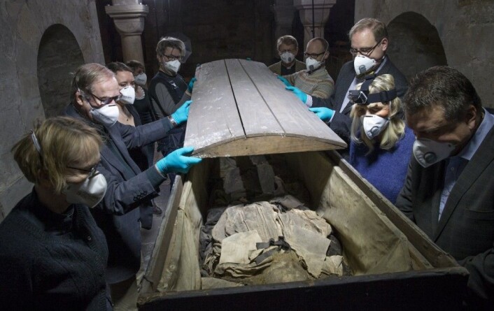 I 2013 åpnet forskerteamet kisten med Peder Winstrup for første gang. (Foto: Historiska museet i Lund) I 2013 åpnet forskerteamet kisten med Peder Winstrup for første gang. (Foto: Historiska museet i Lund)