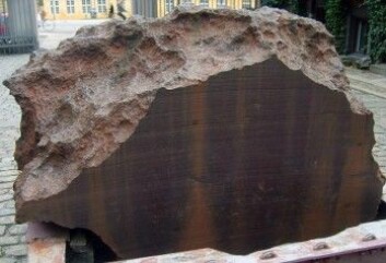En 20 tonn tung jernmeteoritt fra Grønland står i dag stilt ut ved Geologisk Museum i København. Meteoritten er et stykke av den store Cape York-meteoritten, som ramlet ned på Grønland, kanskje for 10 000 år siden (dateringen er usikker). Jern fra meteoritten ble brukt av inuitter. (Foto: FunkMonk) En 20 tonn tung jernmeteoritt fra Grønland står i dag stilt ut ved Geologisk Museum i København. Meteoritten er et stykke av den store Cape York-meteoritten, som ramlet ned på Grønland, kanskje for 10 000 år siden (dateringen er usikker). Jern fra meteoritten ble brukt av inuitter. (Foto: FunkMonk)