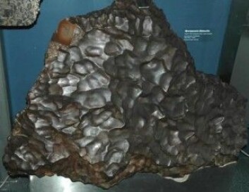 Jernmeteoritter som denne blir ofte skapt når planeter blir ødelagt – for eksempel ved sammenstøt. Inne i kjernen av planetene finnes det jern som slås løs og blir til jernmeteoritter. I kjernen av planeter som jorden finnes typisk også nikkel – derfor har jernmeteoritter et høyere innhold av nikkel enn jern fra jernmalm på jordens overflate. (Foto: James St. John) Jernmeteoritter som denne blir ofte skapt når planeter blir ødelagt – for eksempel ved sammenstøt. Inne i kjernen av planetene finnes det jern som slås løs og blir til jernmeteoritter. I kjernen av planeter som jorden finnes typisk også nikkel – derfor har jernmeteoritter et høyere innhold av nikkel enn jern fra jernmalm på jordens overflate. (Foto: James St. John)