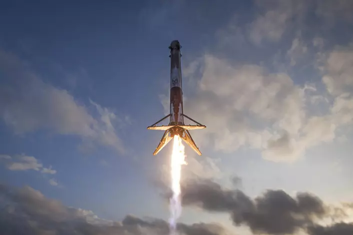 Et førstetrinn til SpaceX Falcon-9 myklander for andre gang etter gjenbruk. (Foto: SpaceX)