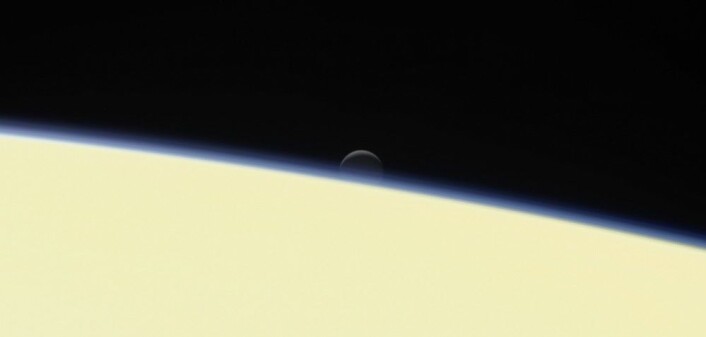 Den lille månen Enceladus går ned bak Saturn. Bildet er tatt av Cassini den 13. september, bare to dager før romsonden brant opp i de øvre lagene av Saturns tykke atmosfære. (Foto: JPL/NASA) Den lille månen Enceladus går ned bak Saturn. Bildet er tatt av Cassini den 13. september, bare to dager før romsonden brant opp i de øvre lagene av Saturns tykke atmosfære. (Foto: JPL/NASA)