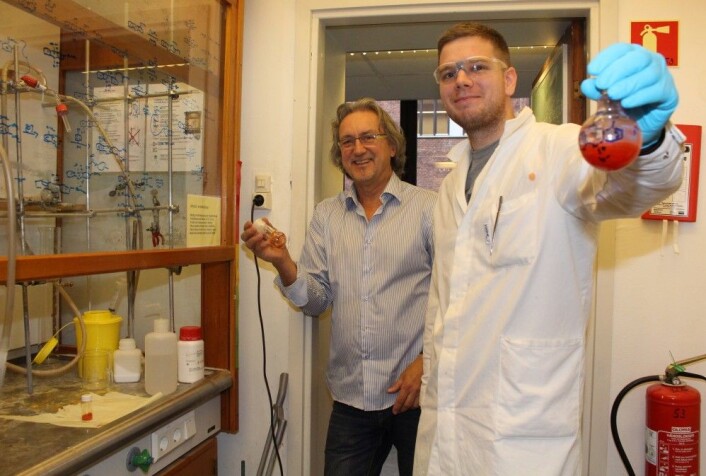 Professor Pål Rongved (t.v.) med Elvar Örn Viktorsson, som har utviklet mer enn 100 nye legemiddelkandidater i laboratoriet på Farmasøytisk institutt ved UiO (Foto: Bjarne Røsjø, UiO) Professor Pål Rongved (t.v.) med Elvar Örn Viktorsson, som har utviklet mer enn 100 nye legemiddelkandidater i laboratoriet på Farmasøytisk institutt ved UiO (Foto: Bjarne Røsjø, UiO)