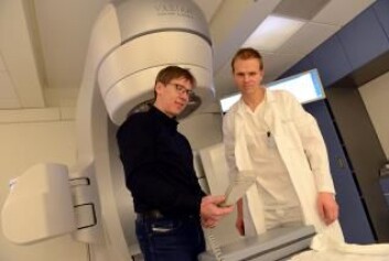 Eirik Malinen og Einar Dale ved en stråleterapimaskin på Oslo universitetssykehus. (Foto: Hilde Lynnebakken) Eirik Malinen og Einar Dale ved en stråleterapimaskin på Oslo universitetssykehus. (Foto: Hilde Lynnebakken)