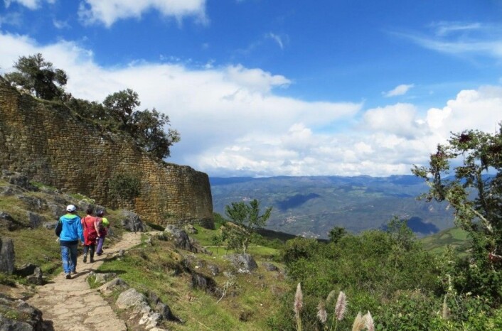 Chachapoyas-folket bygde fortet Kuelap 3000 meter over havet, før inkaene dannet sin kjente by Machu Picchu i fjellene sør i Peru. Fortet blir kalt det nordlige svaret på Machu Picchu. (Foto: Chiara Barbieri) Chachapoyas-folket bygde fortet Kuelap 3000 meter over havet, før inkaene dannet sin kjente by Machu Picchu i fjellene sør i Peru. Fortet blir kalt det nordlige svaret på Machu Picchu. (Foto: Chiara Barbieri)
