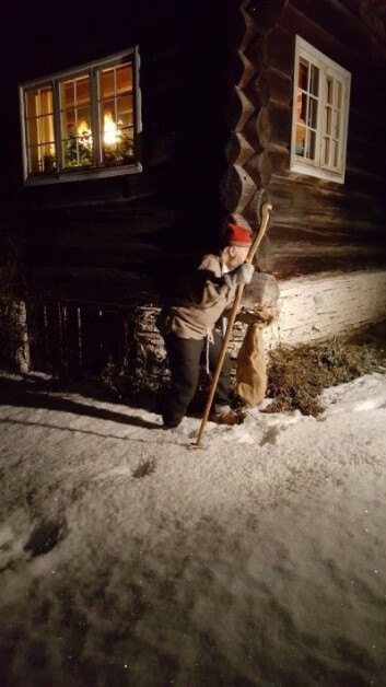 Å skremme unger med julebukken eller andre skumle skikkelser som kunne luske rundt husene rundt juletider, var en del av pedagogikken i Norge før. (Foto: Ole Jonny Bekkemellem) Å skremme unger med julebukken eller andre skumle skikkelser som kunne luske rundt husene rundt juletider, var en del av pedagogikken i Norge før. (Foto: Ole Jonny Bekkemellem)