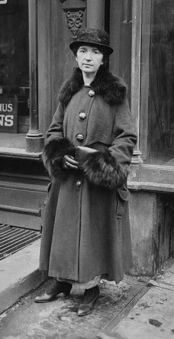 Margaret Sanger var kvinnesakskvinne og sykepleier. Her er hun fotografert under rettssakenmot prevensjonsklinikken Brownsville clinic i New York i 1917. (Foto: Wikimedia Commons)