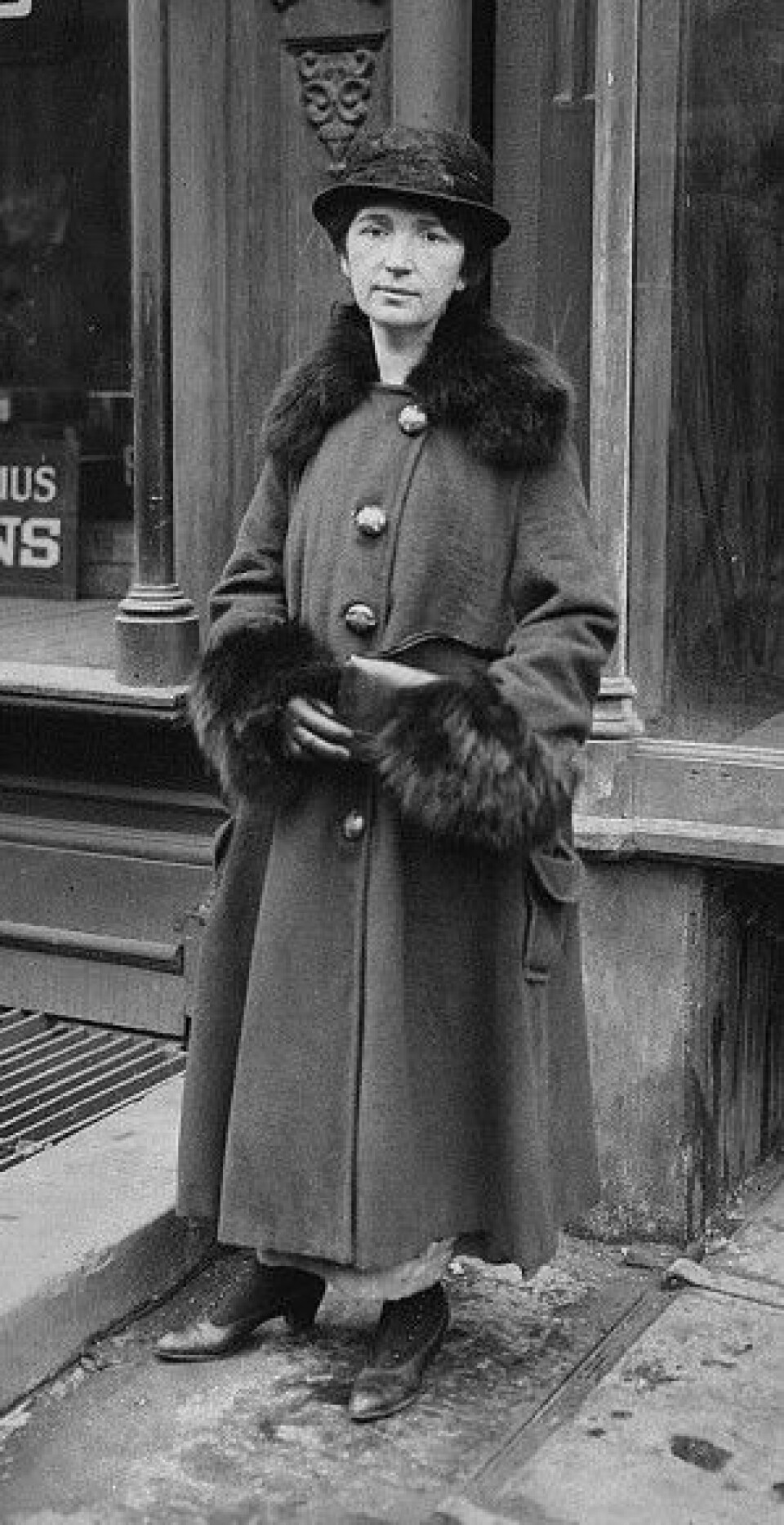 Margaret Sanger var kvinnesakskvinne og sykepleier. Her er hun fotografert under rettssakenmot prevensjonsklinikken Brownsville clinic i New York i 1917. (Foto: Wikimedia Commons)