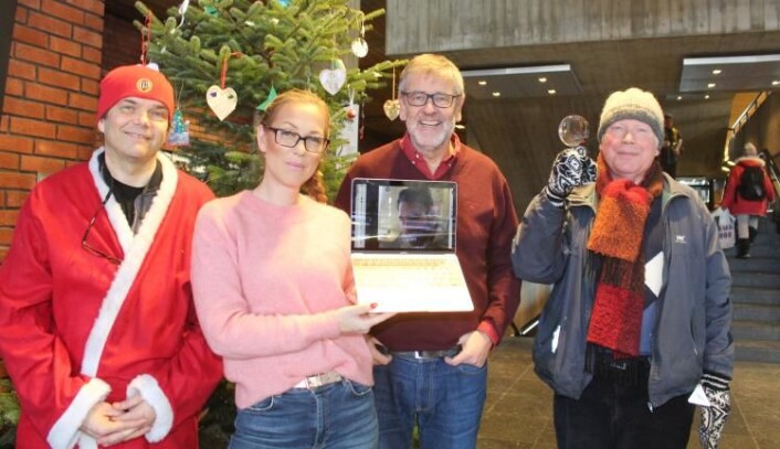 Klaus Høiland (t.h.) er seniorforsker ved Universitetet i Oslos tverrfaglige - og uoffisielle - Senter for fremragende juleforskning. Her står han klar til å granske et juletre sammen med de andre juleforskerne ved senteret: Gaute Einevoll (t.v.), Sunniva Rose, Anders Hafreager (på en dårlig linje fra utlandet) og Nils Lid Hjort. (Foto: Bjarne Røsjø/UiO) Klaus Høiland (t.h.) er seniorforsker ved Universitetet i Oslos tverrfaglige - og uoffisielle - Senter for fremragende juleforskning. Her står han klar til å granske et juletre sammen med de andre juleforskerne ved senteret: Gaute Einevoll (t.v.), Sunniva Rose, Anders Hafreager (på en dårlig linje fra utlandet) og Nils Lid Hjort. (Foto: Bjarne Røsjø/UiO)