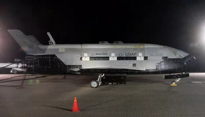 Romflyet X-37B på Vandenberg Air Force Base runway etter den første prøveflygningen 3. desember 2010. Romflyet var i bane rundt Jorda i mer enn 220 døgn, og gjorde forskjellige eksperimenter. Nøyaktig hvilke er ukjent. Foto: United States Air Force/Michael Stonecypher)